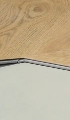Zamek 5G z czarną listwą kompozytową w panelu SPC układanym w jodełkę